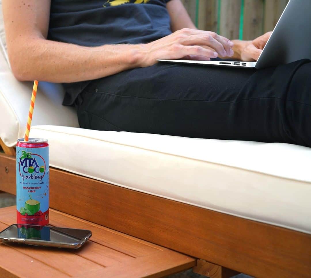 Vita Coco Coconut Waterのインスタグラム：「Post long weekend vibes, working from home 😴」