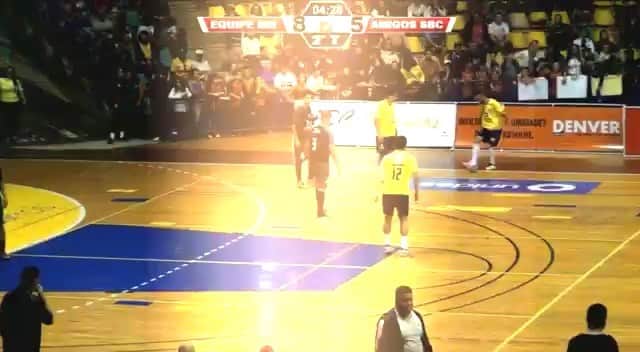 アレッサンドロ・ローザ・ヴィエイラのインスタグラム：「VÍDEO- Marque seu amigo que sempre vem na contra mão! - Deu ruim @zoio10 😀😂 #Retrovisor #Futsal #Falcao12 #Falcao #Falcaofutsal 👑 #OREI 👑」