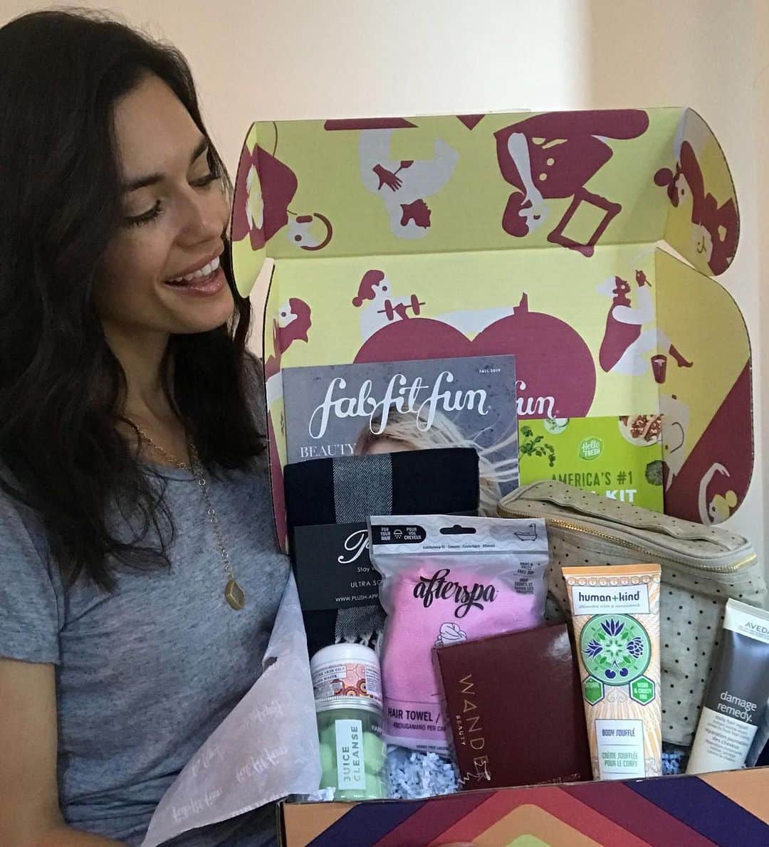 トーレイ・デヴィートのインスタグラム：「Hey guys! This #fabfitfunpartner is very excited to let you know that the new Fall @fabfitfun box is here !! Check out my story to get a closer look at all the goodies inside. Not only are these boxes filled with so many products at such great deals, but they also pair with charities and female founded companies each season. Don’t miss out on getting your own! Go to FabFitFun.com and use the code TORREY to receive $10 off your first box. What’s your favorite item from the fall box? Let me know in the comments below.  #selfcare #treatyourself #womensupportingwomen」