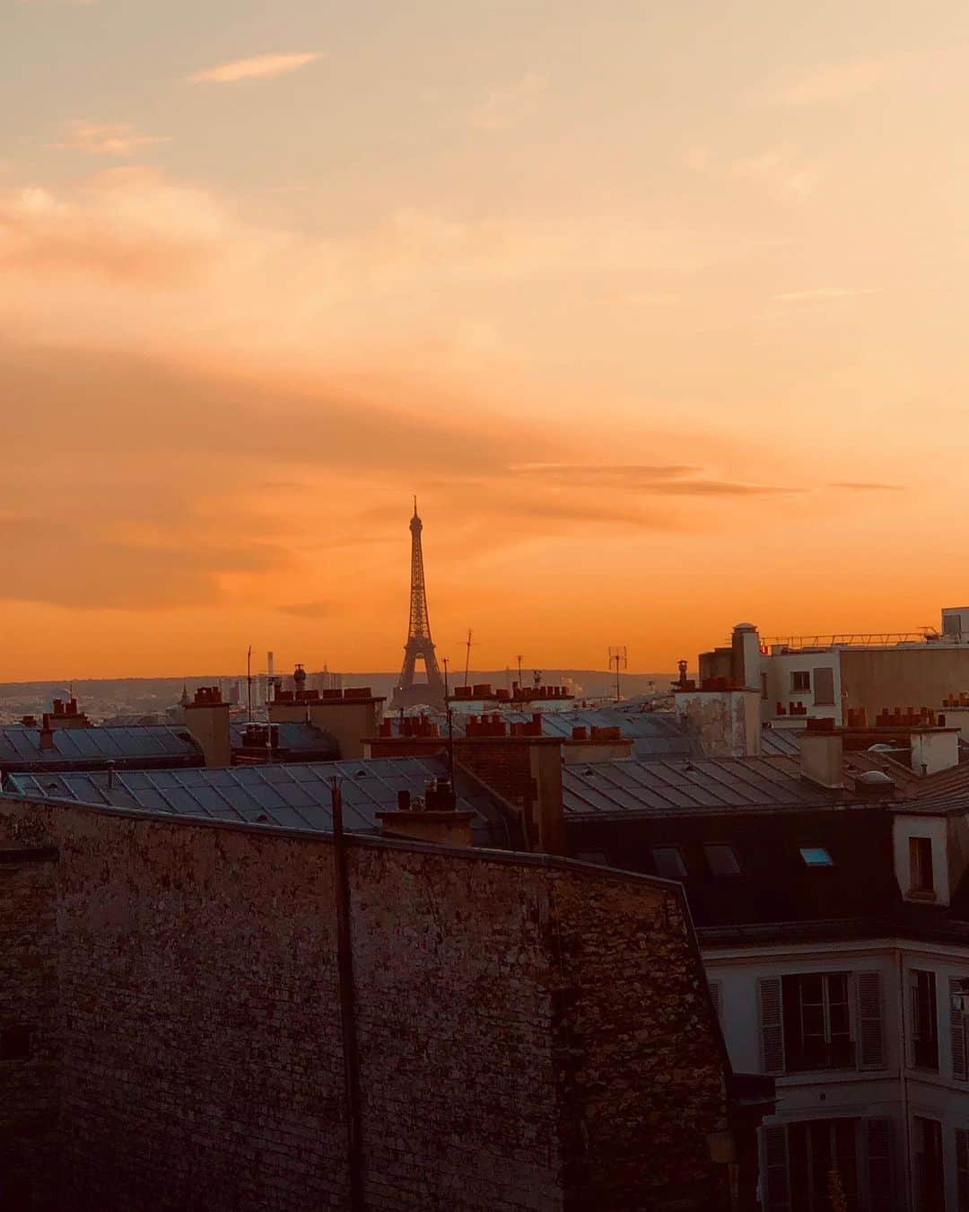 カロリーヌ・ド・メグレのインスタグラム：「Paris 🇫🇷✨」