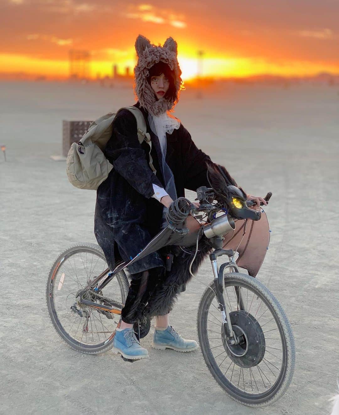 アリソン・ハーバードのインスタグラム：「sunrise with my bat bike 🦇 he put up a good fight until the bitter end, rip | 📷 taken by @nosirromdivad」