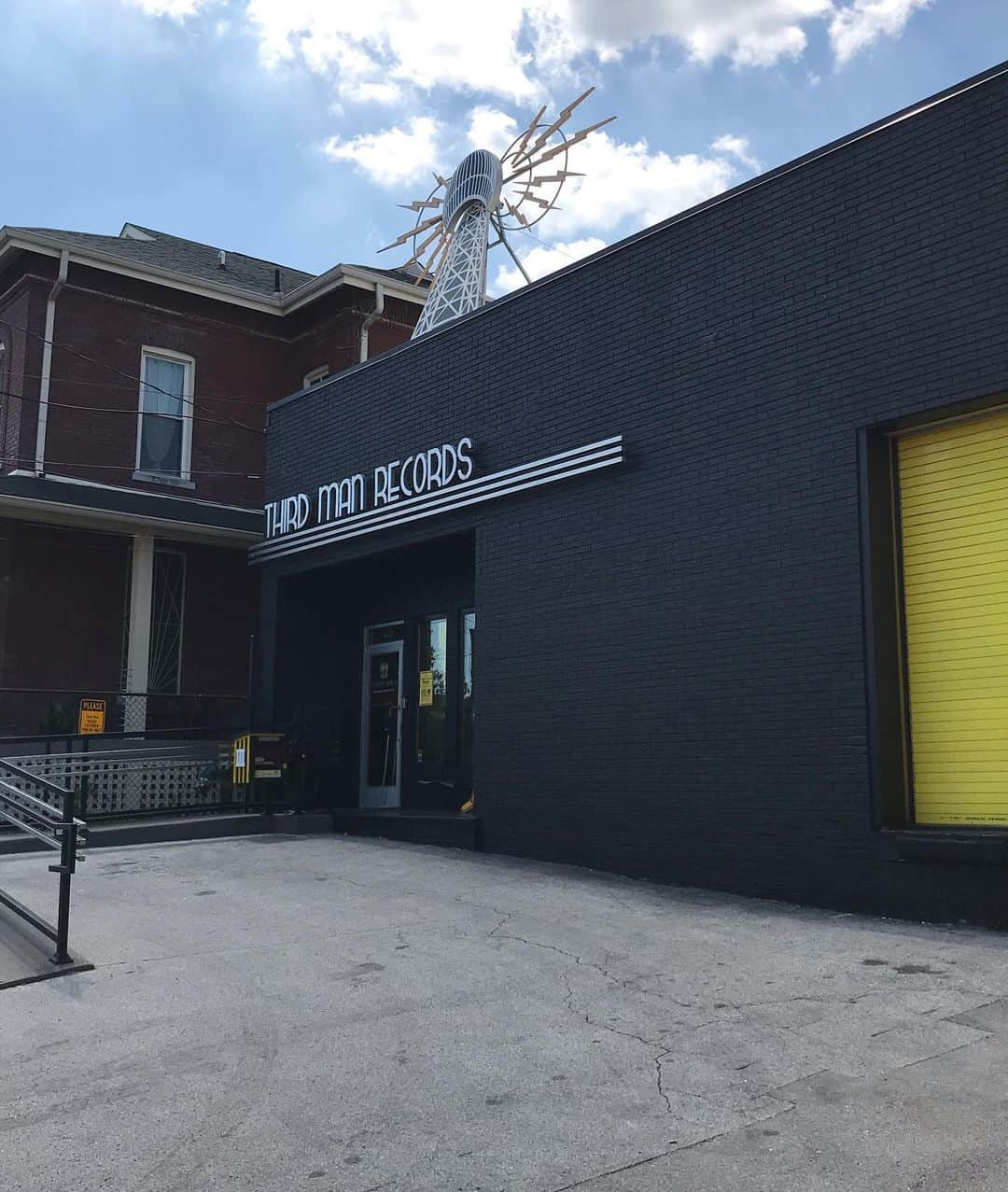 BORISさんのインスタグラム写真 - (BORISInstagram)「Hello Nashville, We came to TMR @thirdmanrecords !  A very nice place.  Thank you for always supporting Boris! T #borisheavyrocks #borisdronevil #thirdmanrecords #nashville」9月4日 4時27分 - borisdronevil