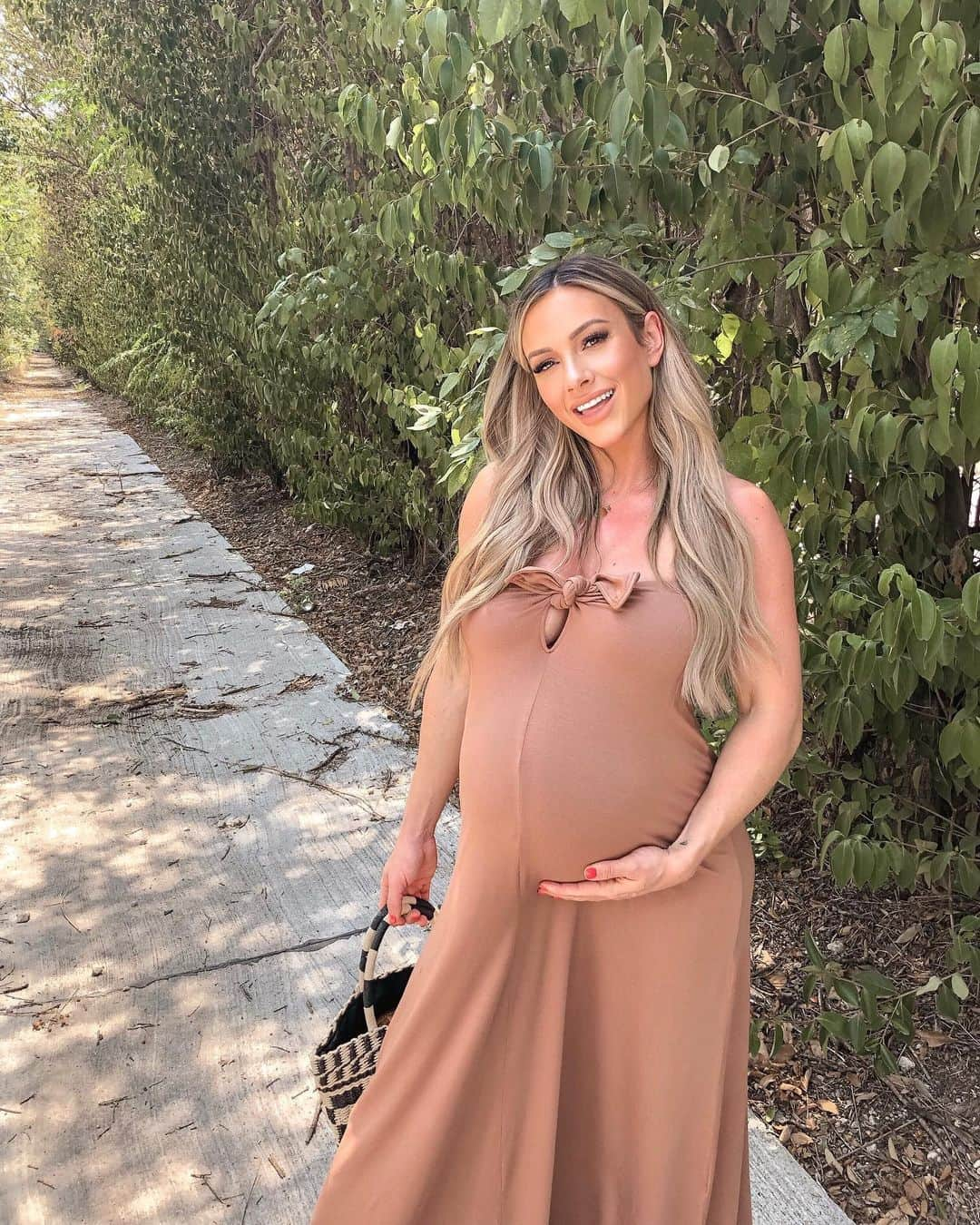 Paige Hathawayさんのインスタグラム写真 - (Paige HathawayInstagram)「COMMENT A 👶🏼 EMOJI if you think I’m going into labor this week!!!! 🤞🏼😊 - In other news... I just uploaded a NEW BLOG on my website “My 8 favorite maternity dresses” with clickable links to each dress / brand. LINK IN BIO!!」9月4日 4時31分 - paigehathaway