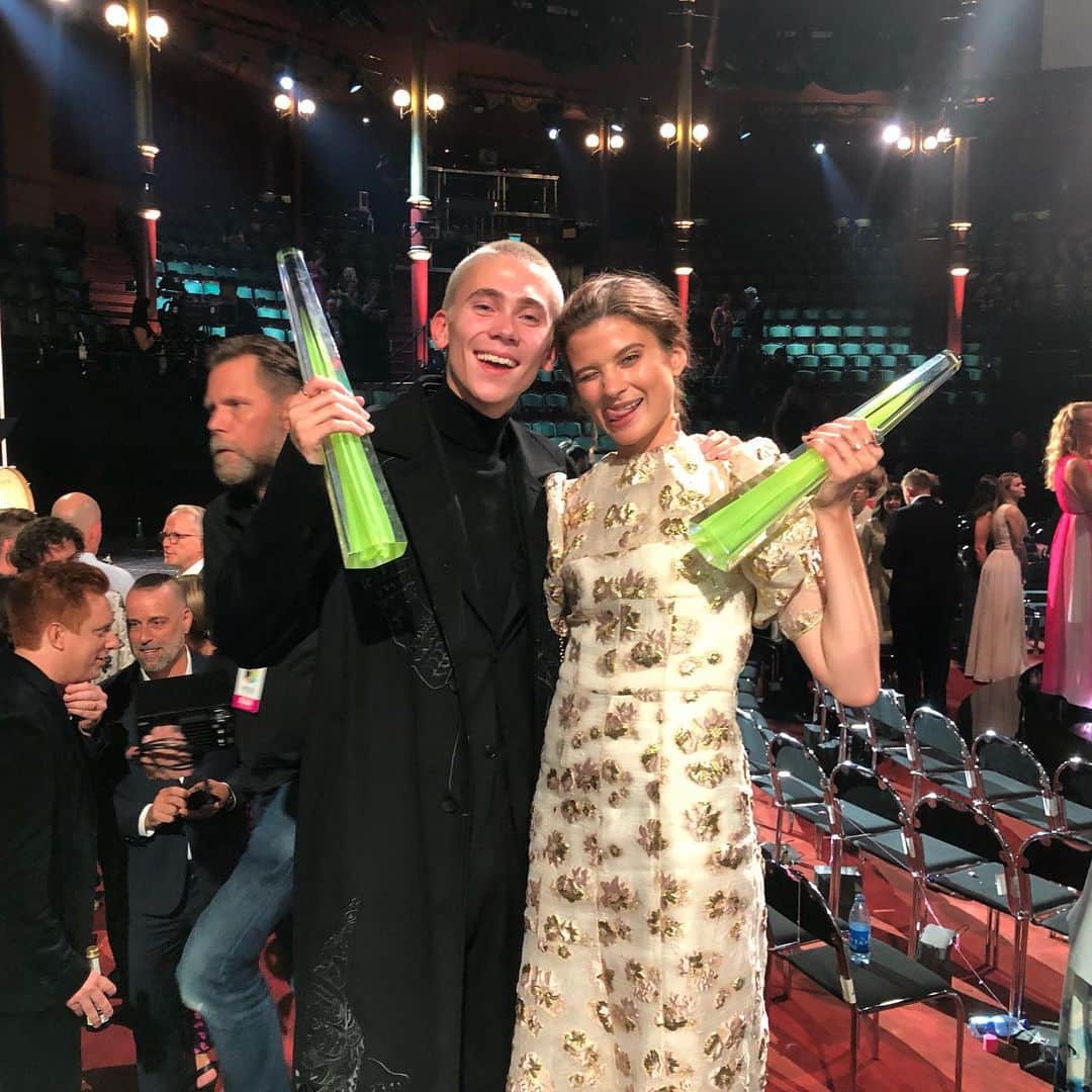 フェリックス・サンドマンのインスタグラム：「I’m so incredibly thankful that I got to be a part of this amazing team and this amazing series. We won our first Kristallen awards!!!??? So crazy I’m so happy and humbled I can’t believe it. @hannaardehn won “best actress of the year” and we won “best drama of the year”. @quicksandnetflix got the most awards on the show! Thank you to the jury! Thank you to EVERYONE who worked on this series, we’re family. Thank you for believing in me. And last but not least thank you to every single one of you who watched the show. LOVE」