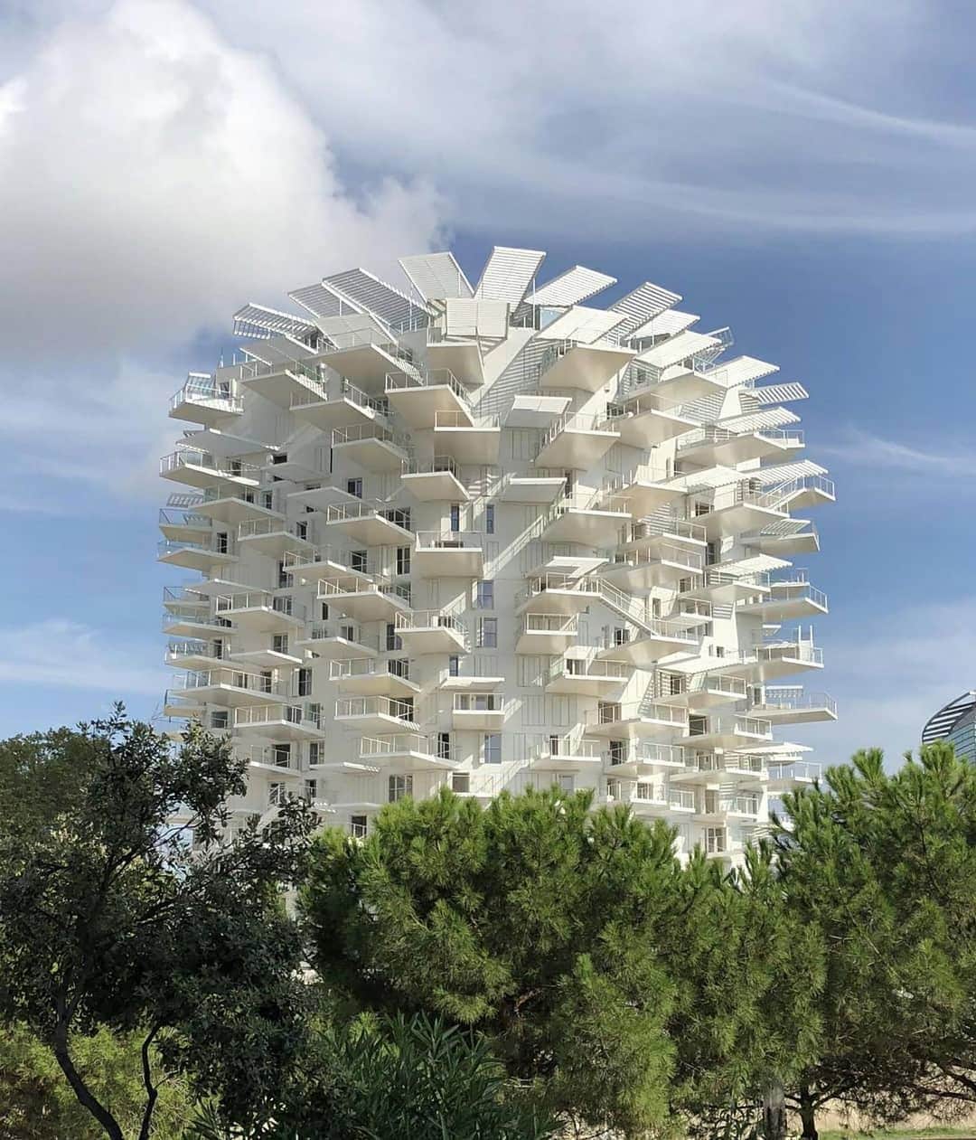 オールバーブラウンさんのインスタグラム写真 - (オールバーブラウンInstagram)「We love the new L’Arbre Blanc, a 17-storey ‘tree’ of apartments that rises from the banks of Montpellier, boasting an array of balconies and mini parasols, which sprout out from its core. Architects: @sou_fujimoto, @oxo_manalrachdi and @nicolaslaisnearchitectes. 📷 by @wallpapermag  #OBsAroundTheWorld #JamesBond #OrlebarBrown」9月4日 4時56分 - orlebarbrown