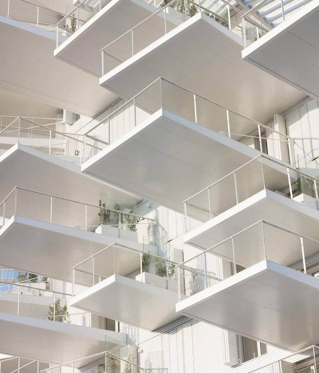 オールバーブラウンさんのインスタグラム写真 - (オールバーブラウンInstagram)「We love the new L’Arbre Blanc, a 17-storey ‘tree’ of apartments that rises from the banks of Montpellier, boasting an array of balconies and mini parasols, which sprout out from its core. Architects: @sou_fujimoto, @oxo_manalrachdi and @nicolaslaisnearchitectes. 📷 by @wallpapermag  #OBsAroundTheWorld #JamesBond #OrlebarBrown」9月4日 4時56分 - orlebarbrown