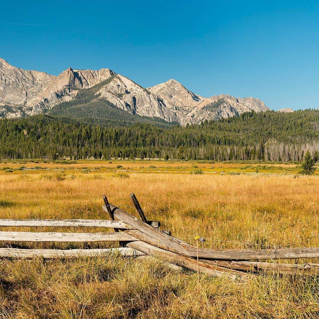 National Geographic Travelさんのインスタグラム写真 - (National Geographic TravelInstagram)「Photo @stephen_matera | (swipe for the full image) A classic western landscape view of the Sawtooth Mountains in morning light, Sawtooth Range, Idaho. The Sawtooth Mountains reach elevations of over 10,000', with Thompson Peak (not shown here) reaching an elevation of 10,751'. Much of the mountain range is within the Sawtooth Wilderness, part of the Sawtooth National Recreation Area and Sawtooth National Forest. Follow me @stephen_matera for more images like this from Idaho and around the world. #sawtoothmountains #idaho」9月4日 5時01分 - natgeotravel