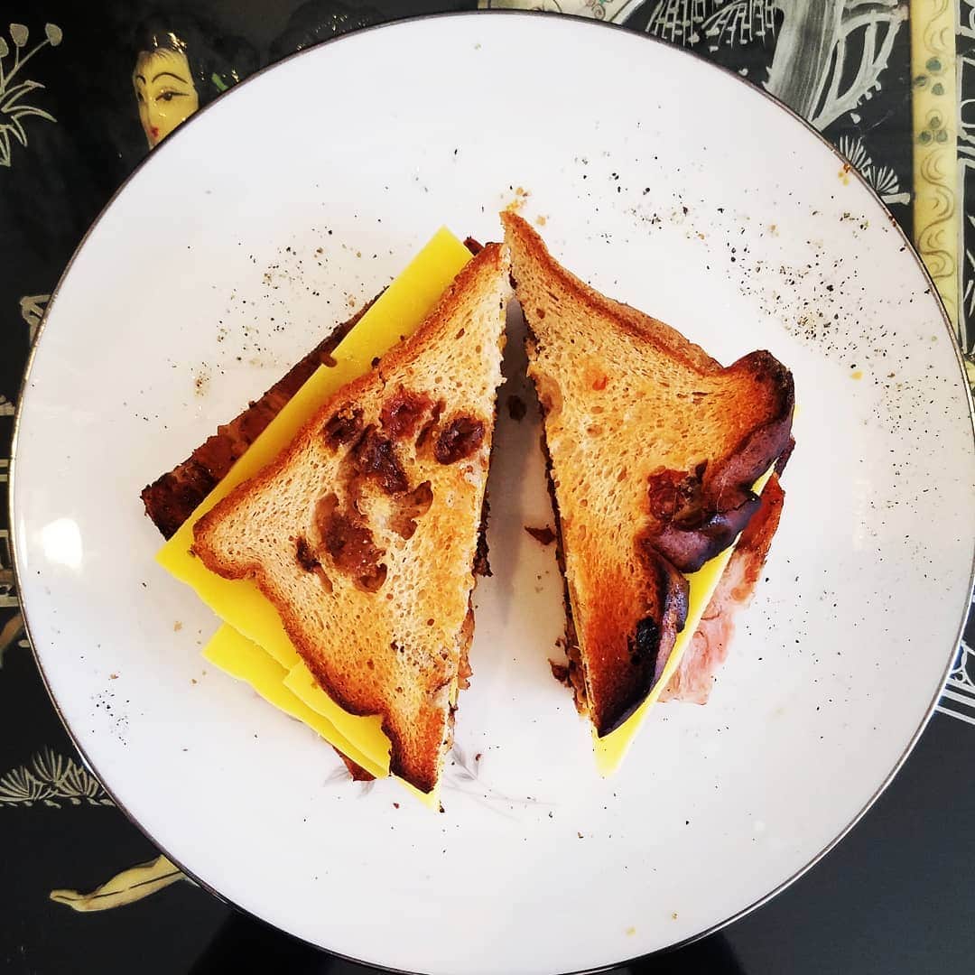 のインスタグラム：「VEGAN CINNAMON RAISIN BREAD CHEESE BACON PEANUT BUTTER TOAST SANDWICH 🍞🥪🧀🥓🥔🌿 #GASOLINEKITCHEN ADVENTURES @littlenorthernbakehouse #cinnamonraisinbread #veganbread #glutenfree  @miyokoscreamery #VEGANBUTTER  @violife_foods #cheddar #vegancheese  @eliotsnutbutters #PEANUTBUTTER  @allvegetarianinc #veganbacon via @mylkguys  @mountainroseherbs Smoked black pepper  #vegansofIG #vegan #veganfood #whatveganseat #instavegan #vegansandwich  @gasolineglamour  #GASOLINEGLAMOUR  #littlenorthernbakehouse  #miyokoscreamery  #eliotsadultnutbutter  #allvegetarianinc  #mylkguys  #mountainroseherbs」