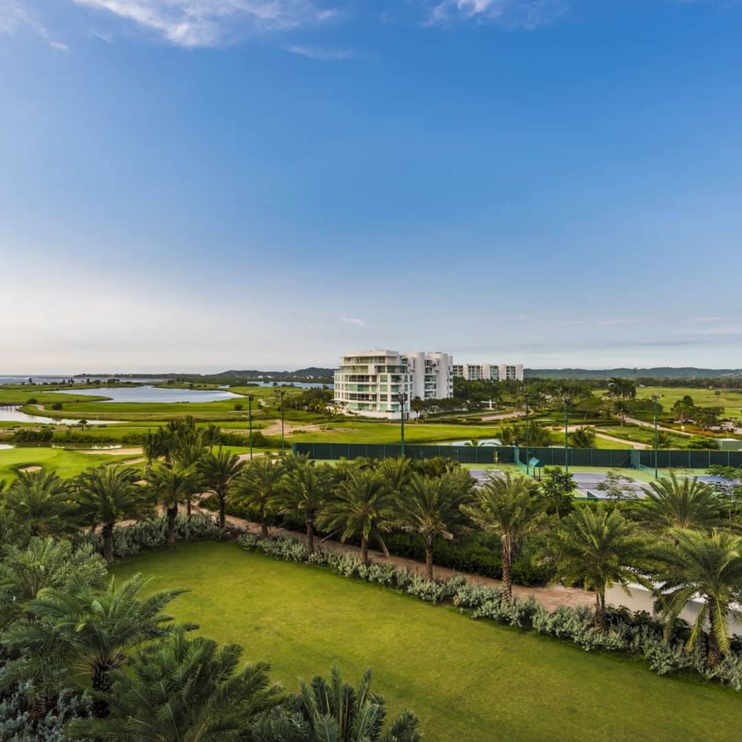 Conrad Hotelsのインスタグラム：「Surrounded by tropical forests and a lush golf course, the scenic @conradcartagena brings relaxation to Colombia's coastal culture. #StayInspired」