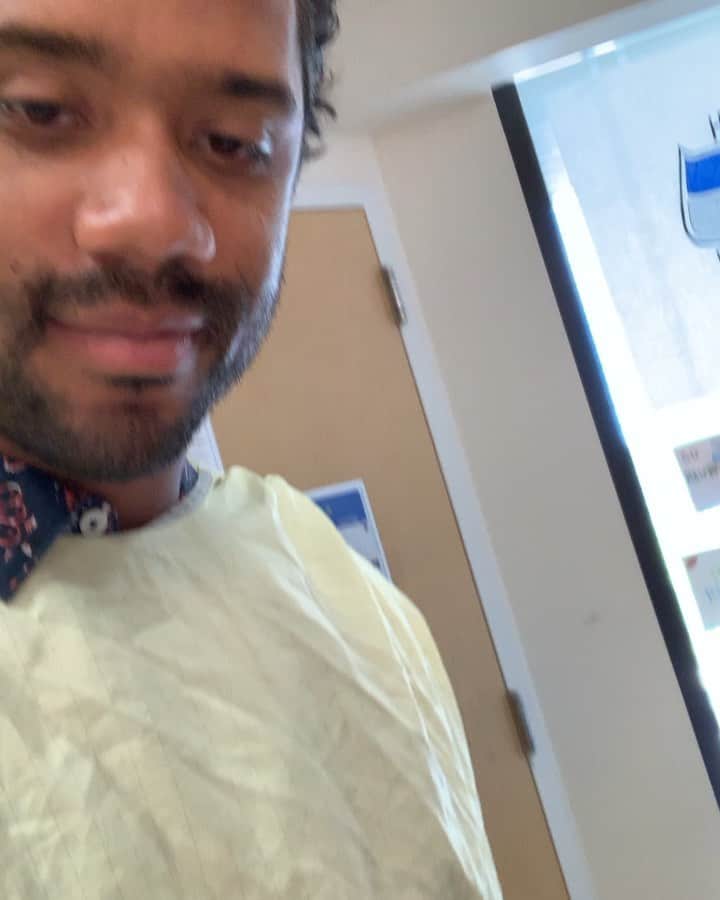 ラッセル・ウィルソンのインスタグラム：「Peter is a huge Hawks fan and @Ciara and I got to spend some time with him on his Birthday week! @SeattleChildrens」