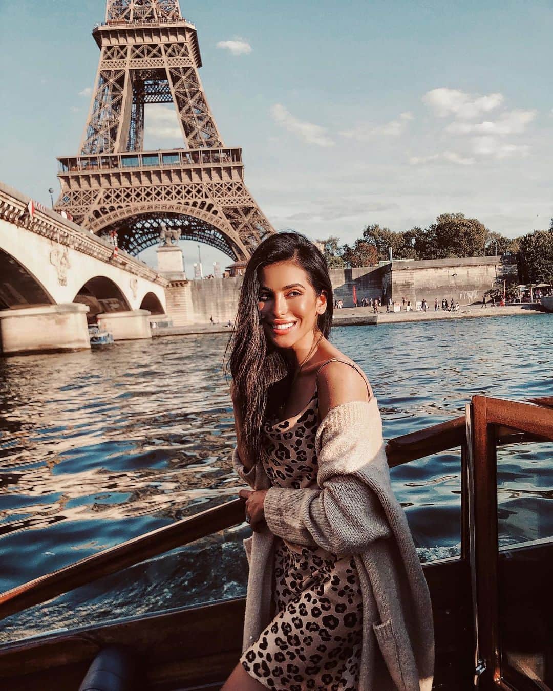 Sazan Hendrixさんのインスタグラム写真 - (Sazan HendrixInstagram)「It’s easy to forget what time it is at home when you’re distracted by all the beauty that is Paris ✨ so happy to be back in this gorgeous city! 💞 @lauramercier #merciermoments #paris」9月4日 5時37分 - sazan