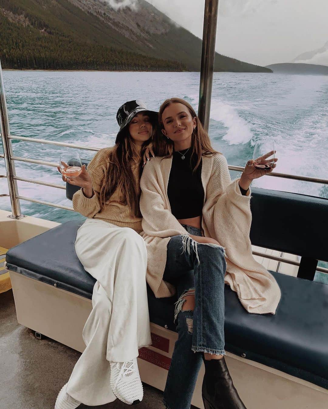 JANICE JOOSTEMAさんのインスタグラム写真 - (JANICE JOOSTEMAInstagram)「This was seriously the most relaxing and fun #revolvearoundtheworld trip, so happy I got to spend it surrounded by so many amazing friends (like @helenowen I LOVE YOU)! ❤️ I still have sooo many photos from this trip, we really tried to stay present and enjoy everyone’s company because we don’t see eachother often.  Sweater: @revolve @lpa  Pants: @itsnbd jumpsuit  Shoes: @adidaswomen」9月4日 5時40分 - janicejoostemaa