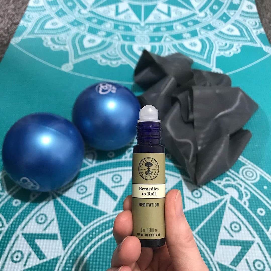 Neal's Yard Remediesさんのインスタグラム写真 - (Neal's Yard RemediesInstagram)「If it’s back to school season for you, then you probably need this...! Use our Remedies to Roll Meditation blend to help you find your zen 🧘🏻‍♀️🧘🏽‍♂️🧘🏿‍♀️ [📸: @greenhausily]」9月4日 5時40分 - nealsyardremedies