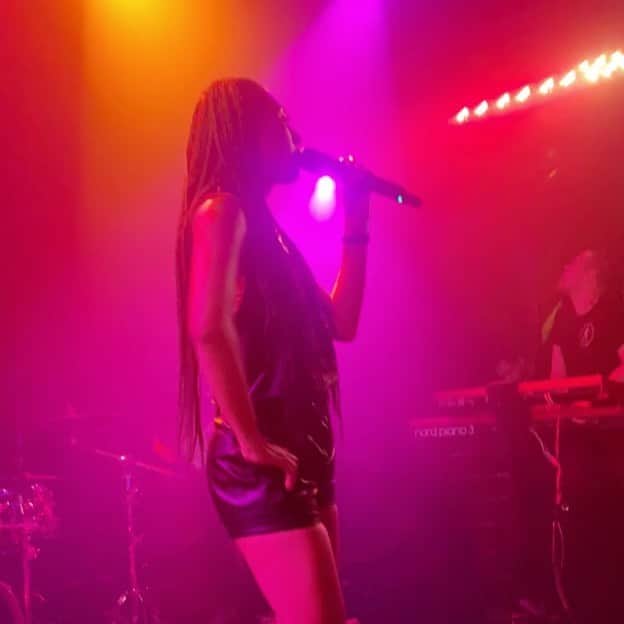 シェネルのインスタグラム：「Last weds was a good fukin time. I appreciate everyone comin out and supporting. My band killed ! S/o to (@iampattyannemiller @dmillsmusic @cesaralanmusic & @gregoryhuegel ) It was a special night .. can’t wait for the next one! ❤️❤️ . . #hollywoodshow #livemusic #losangeles #losangelesconcerts #livemusicinlosangeles #chenelle #chenelleworld」