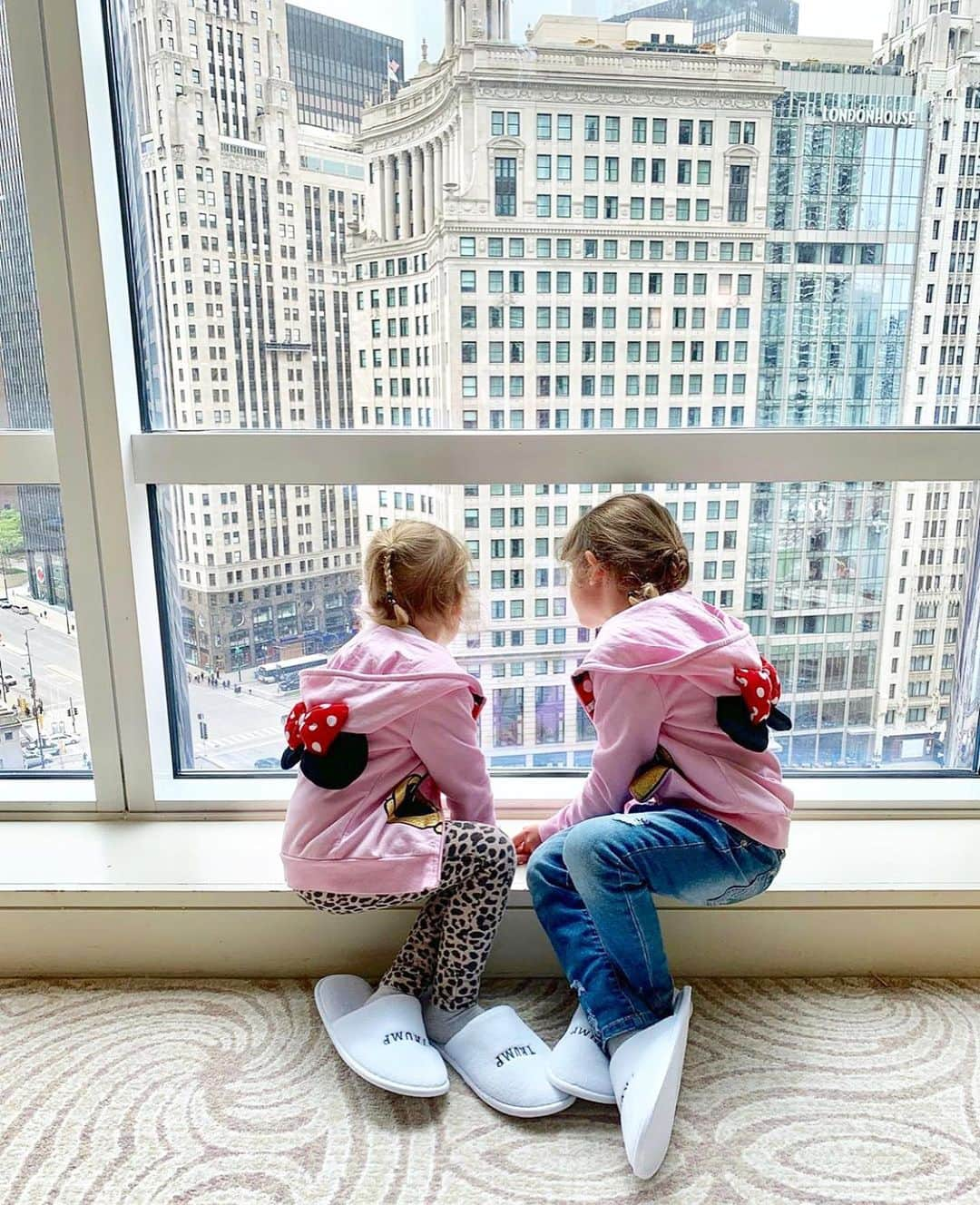 トランプ・ホテルさんのインスタグラム写真 - (トランプ・ホテルInstagram)「“A sister is a little bit of childhood that can never be lost.” @TrumpChicago #TrumpKids」9月4日 5時55分 - trumphotels