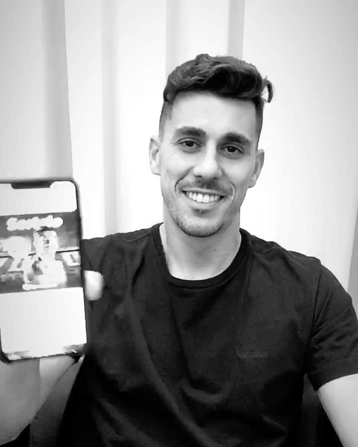 ダニーロ・フェルナンド・アベラールのインスタグラム：「Alô, Fiel! O @sportsbetiobr está sorteando uma camisa minha oficial! Para participar, corre lá no perfil deles e sigam as regras! #SportsBetIo 👊🏼⚫️⚪️」