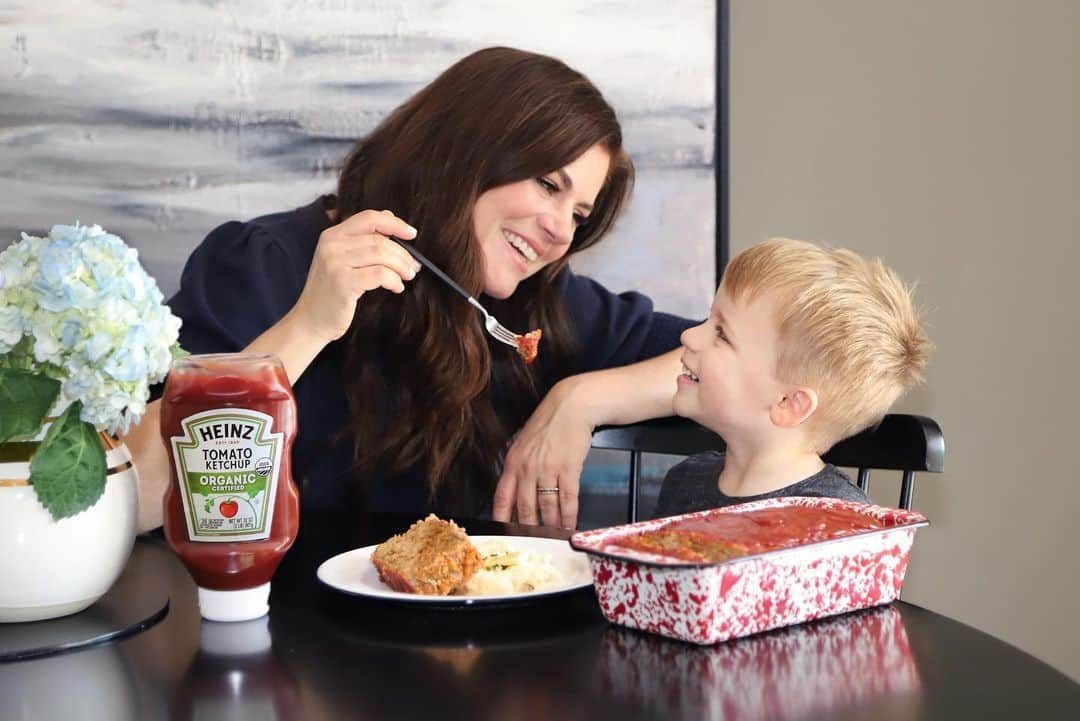 ティファニー・ティーセンさんのインスタグラム写真 - (ティファニー・ティーセンInstagram)「#HeinzPartner Back to school means back to quick and easy dinners. One that I grew up with that I put my own spin on is my Not-Your-Mama’s Turkey Meatloaf. What makes this dish truly complete is @Heinz Organic Ketchup. It is made with organic ingredients so you can feel good about serving it to the people who you love most. #HeinzKetchup」9月4日 6時29分 - tiffanithiessen