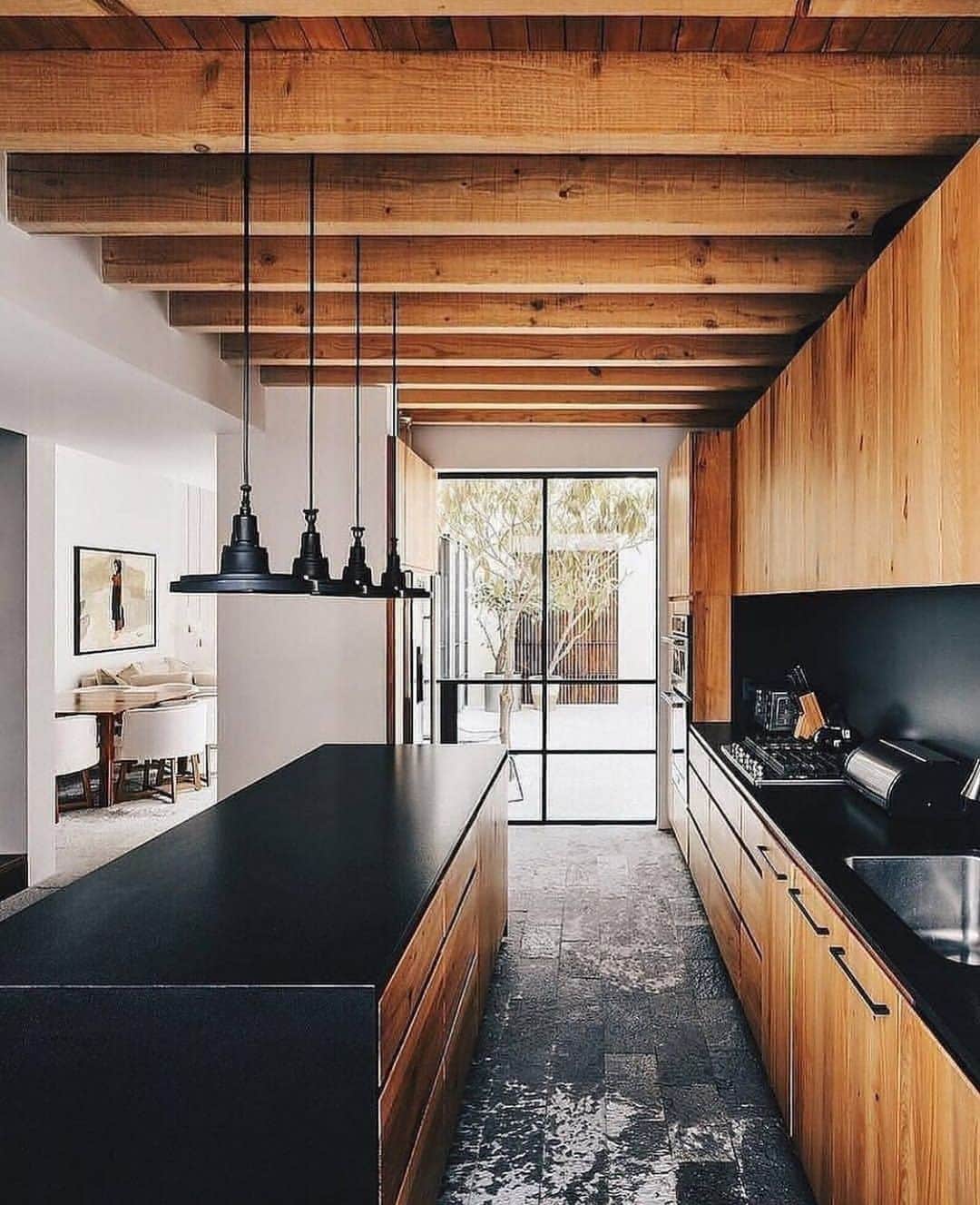 のインスタグラム：「Design & practicality in one. #KitchenGoals 📸 @rafaelgamo」