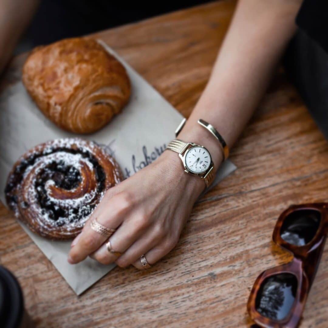 Henry London Official page of Britishさんのインスタグラム写真 - (Henry London Official page of BritishInstagram)「Tasty Tuesdays... @stylestructure wears her petite 25mm Heritage with stacked accessories. . . . #allthegold #pastries #baking #henrylondon #henrywatches #womenswatches #womensfashion #london #britishdesign #britishbrand #vintage #heritage」9月4日 6時36分 - henrywatches