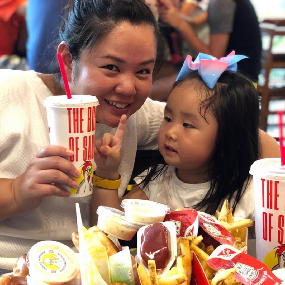 フロリダさえさなのインスタグラム：「We found out that parks closing at 2 when we’re heading to Hollywood Studio. So we took plan B, and had lunch at Disney Springs. 「今日もパーク空いてる！」とハリスタに向かうも、これが早とちりの始まり！今日は14時でパークは閉園するとの情報が。  ということで、15時まで開いてるディズニースプリングスに行き先を変更。ランチだけ食べることに。美味しチキン食べてきました😊  ところが、そこから家に帰ってるときにディズニースプリングとエプコットが20時クローズに変更された情報が。でも、いまさら戻るのもね... な感じになり帰宅。  うーん、ソアリンだけでも乗りに行ったらよかったかな。ほんと「どこにいるの」ってくらいハリケーンの兆候が無いもんで😅」