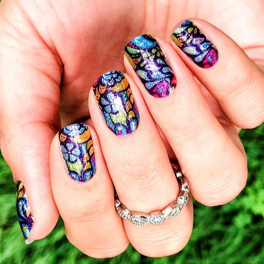 Jamberryのインスタグラム：「Fall in love with our newest collection of Lacquer Strips — AVAILABLE NOW — featuring nine new designs like #vibrationsjn . . . We’ve adjusted our Lacquer Strip formula, along with our manufacturing process, and the result is an amazing experience all around. Application is super simple, all designs are 10-free, and, of course, no offensive odor! . . . Find this and all of our new Lacquer Strip designs under Products > Nails & Beauty > Lacquer Strips. You can also find them under the “What’s New” section of the BeneYOU website. . . . #lacquerstripsjn #beneyou #beneyoulife」