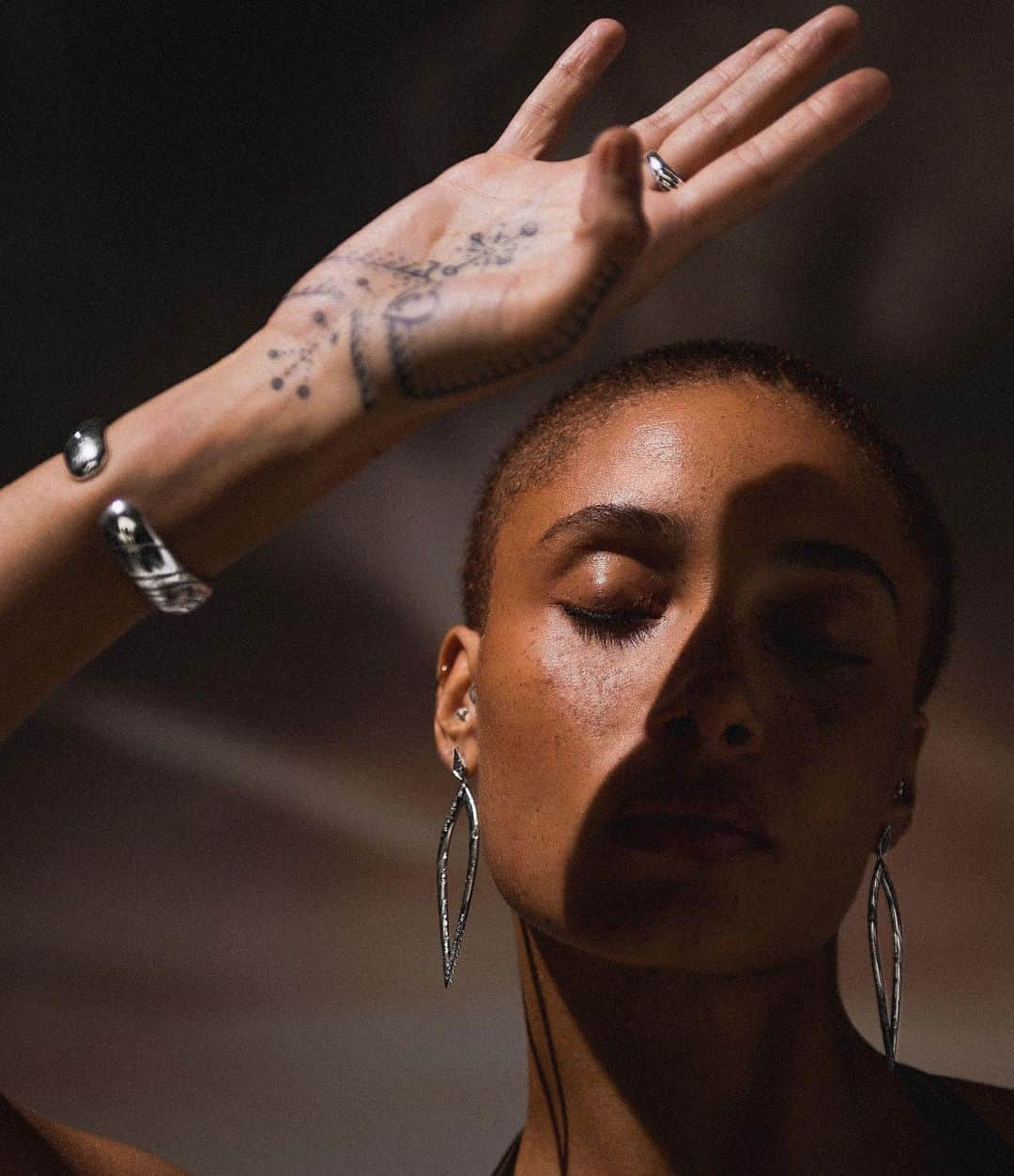 ジョン ハーディーさんのインスタグラム写真 - (ジョン ハーディーInstagram)「A juxtaposition of light and dark. #AdwoaAboah embraces the beauty of both in dramatic drop earrings from the new #LaharCollection from @holliebonneville.  #JohnHardy」9月4日 7時00分 - johnhardyjewelry