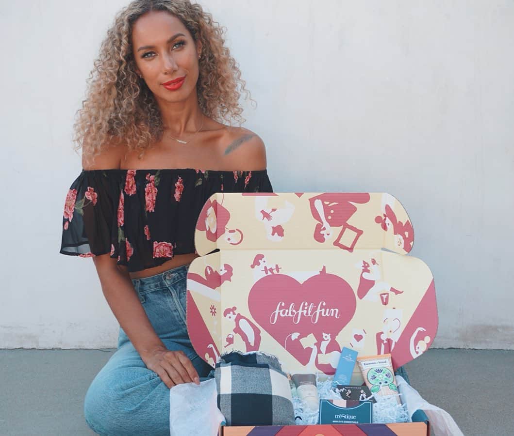 レオナ・ルイスのインスタグラム：「Just got my Autumn @fabfitfun box 🌸Perfect timing as I just got home from a crazy travel schedule and can wind down with some of the amazing products they sent. And of course, they’re all cruelty free 🐰 💕 Use my code LEONA at fabfitfun.com for 20% off your first box. Hope you love it as much as I do 🌟💕 #fabfitfunpartner」