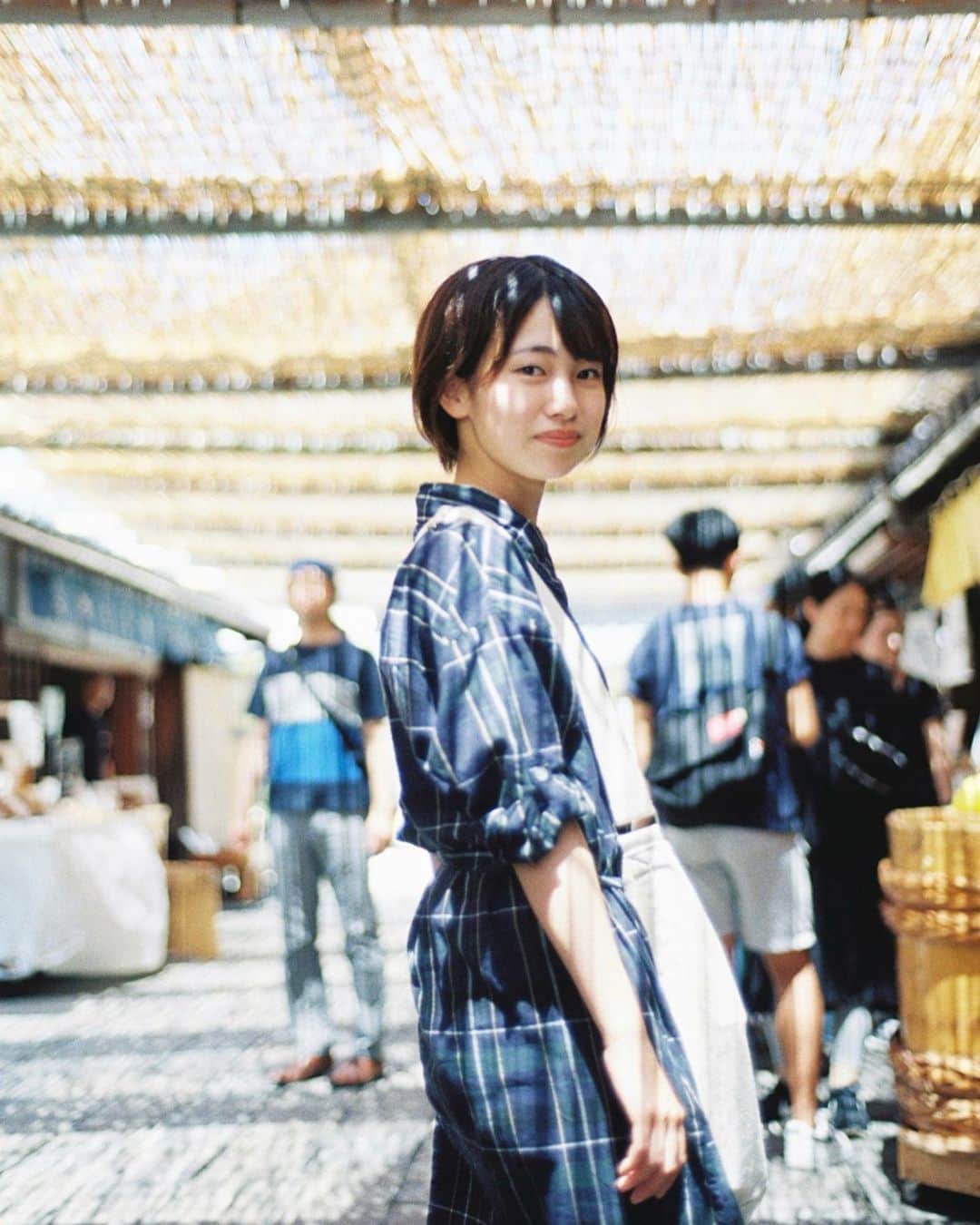Masaさんのインスタグラム写真 - (MasaInstagram)「. . ▶︎▶︎▶︎ Swipe . . 赤福本店 もちろん、赤福氷食べましたよ🍧 . でも、ゆきちゃんは赤福餅を知らんかったんです😅 滋賀人なのに😳 . しかしまた暑くなってきましたね💦 . 撮影日 : 2019年8月16日 . #まさ35 #ヤマプリ #35mm #nikonfm2 #instagramjapan #igersjp #tokyocameraclub #art_of_japan_ #photogenic_jp #GPW_members_only #good_portraits_world #film_jp #film #フィルム #film_com #filmcamera #filmphotography #portrait #ポートレート #photogram_archive #todays_blue_collection #pof_ig #hibi_jp #team_jp_ #三重 #伊勢 #伊勢神宮 #mie #おかげ横丁 #赤福」9月4日 7時13分 - masa_nikonist