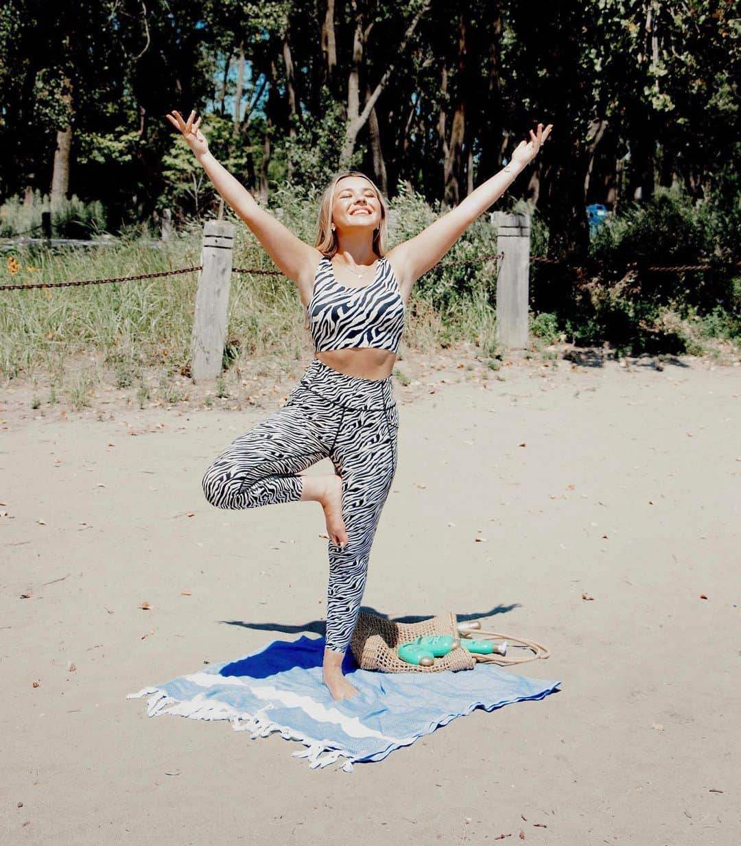 トーリ・ウェブスターのインスタグラム：「Yes… I am still out here training for a half marathon! 🏃🏼‍♀️But, on my days off of running, I love to hit the shore for some beach yoga! 🧘🏼‍♀️I am all about beauty on-the-go (I often get asked how I manage travelling so much) so that’s why I am totally into the @OGX_Beauty Active Beauty Green Tea Fitness line. Perfect for a girl like me going from my workout to a party with friends! ⠀⠀ Anything Green Tea flavoured is also my weakness... 🍵 These products are rich in antioxidants, caffeine, and amino acids that protect the hair from free radicals! These super strengthening properties are perfect for post-workout hair care. 🙋🏼‍♀️ My goal is to find products that allow me to maintain my busy lifestyle while still achieving healthy hair that moves with me! #WhatHairWants #AD」