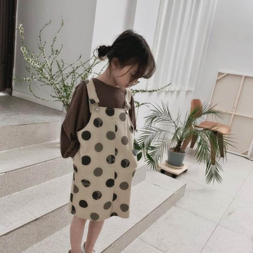 子供服のbig foRE:stさんのインスタグラム写真 - (子供服のbig foRE:stInstagram)「ポルカドット柄ジャンパースカート . おはようございます🌞 昨日は久しぶりに暑かったですねー💦 暑いのは嫌じゃないけど、そろそろ秋コーデもしたいしで服選びに迷いました笑 . コーデに迷う時はオールシーズン使えるこちらのジャンパースカートがオススメ💕 今ならTシャツと合わせればGOOD✨ 秋にはロンTにといろんな雰囲気が楽しめます♬あ . . #子供服 #キッズコーデ #韓国子供服 #kidscode #outfit #おでかけコーデ#海外子供服  #おしゃれさんと繋がりたい #kidsjapan #セレクトショップ #女の子コーデ  #男の子コーデ#女の子ママ#男の子ママ#インポート#ママリ #コドモノ #ベビフル#秋アイテム#お洒落さんとつながりたい#ママハグ#ninas#サスペンダーパンツ」9月4日 7時20分 - olpemi_