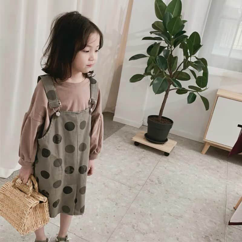 子供服のbig foRE:stさんのインスタグラム写真 - (子供服のbig foRE:stInstagram)「ポルカドット柄ジャンパースカート . おはようございます🌞 昨日は久しぶりに暑かったですねー💦 暑いのは嫌じゃないけど、そろそろ秋コーデもしたいしで服選びに迷いました笑 . コーデに迷う時はオールシーズン使えるこちらのジャンパースカートがオススメ💕 今ならTシャツと合わせればGOOD✨ 秋にはロンTにといろんな雰囲気が楽しめます♬あ . . #子供服 #キッズコーデ #韓国子供服 #kidscode #outfit #おでかけコーデ#海外子供服  #おしゃれさんと繋がりたい #kidsjapan #セレクトショップ #女の子コーデ  #男の子コーデ#女の子ママ#男の子ママ#インポート#ママリ #コドモノ #ベビフル#秋アイテム#お洒落さんとつながりたい#ママハグ#ninas#サスペンダーパンツ」9月4日 7時20分 - olpemi_