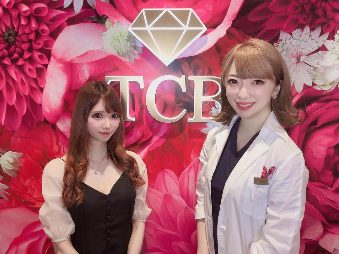 のインスタグラム：「東京中央美容外科池袋院にてソノクイーンを受けてきたよ💎 まりこ先生は女医さんで可愛いし優しかった🐰 詳細は書けないけど私のインスタみたと言って来院したらいいことがあるみたいです🌱 ・ ・ @drinouemariko  @tcbikebukuro #リフトアップならTCB東京中央美容外科  #女医 #東京中央美容外科池袋院 #ソノクイーン #HIFU #リフト #美容整形ならtcb東京中央美容外科 #東京中央美容外科 #美容外科 #井上真梨子 #まりこ先生 #ハイフ #PR」