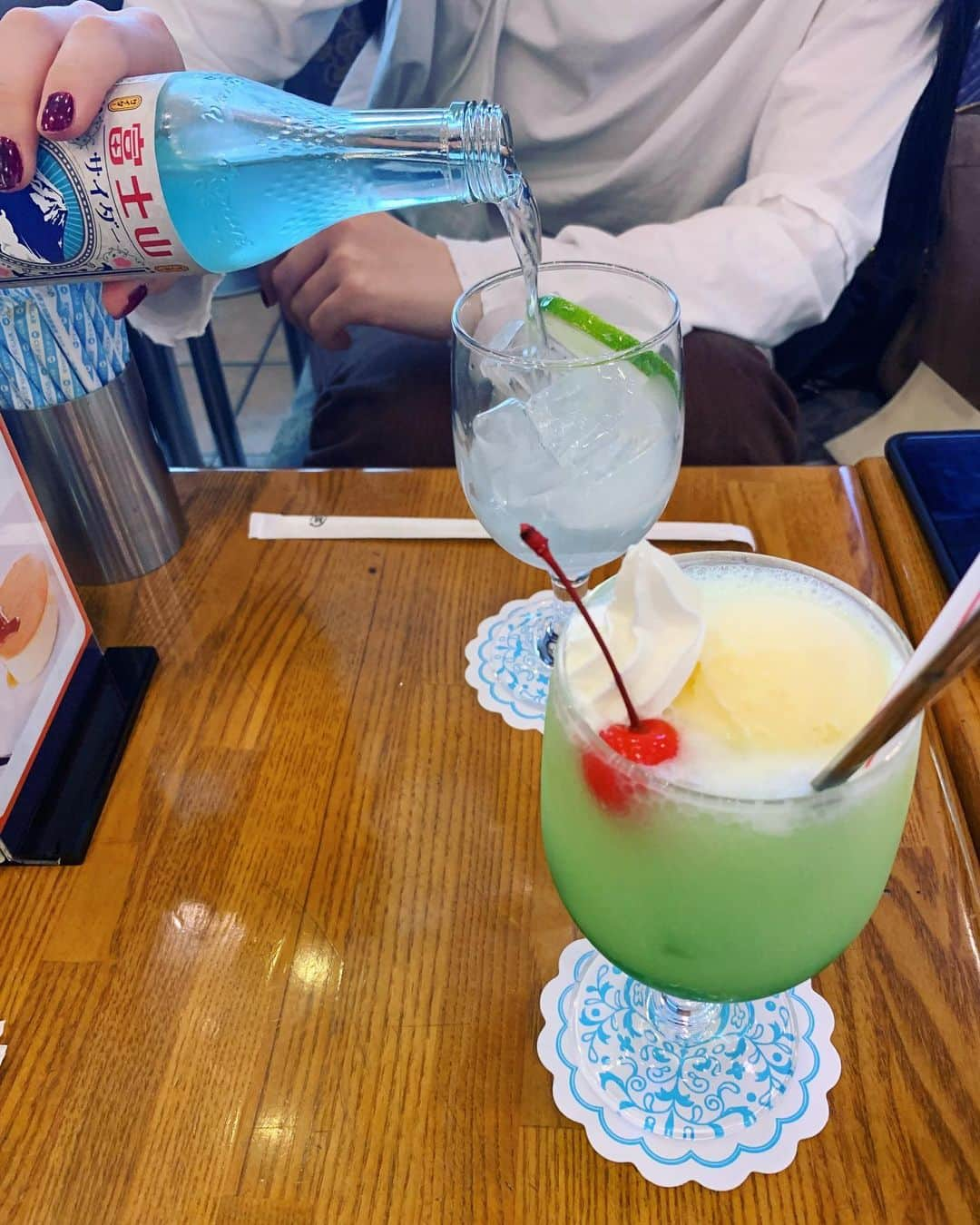 小谷実由さんのインスタグラム写真 - (小谷実由Instagram)「いますぐこれが飲みたい、手前のでも後ろのでもどっちでもいいから飲みたい、毎日暑い #喫茶部」8月11日 16時25分 - omiyuno