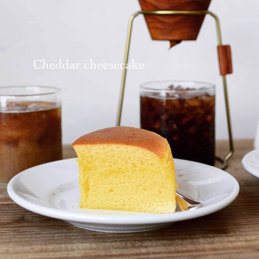 asu_chinさんのインスタグラム写真 - (asu_chinInstagram)「+ +  Cheddar cheesecake。  チェダーチーズケーキ🧀 しゅわしゅわふわふわにできましたあ。  @sarasa_design さんから頂いた コーヒードリッパースタンド＆ドリッパーセットでコーヒータイム⤴️ + + #フーディーテーブル #フーディー」8月11日 16時28分 - asu_chin