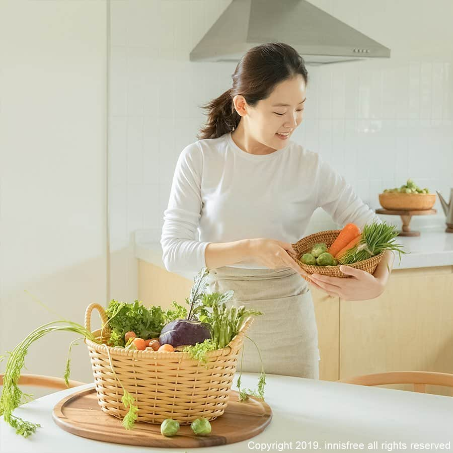 innisfree official (이니스프리) さんのインスタグラム写真 - (innisfree official (이니스프리) Instagram)「inni's summer survival tip 1. Prepare lots of fresh vegetables and cook a healthy breakfast. ⠀ 이니의 여름나기 1. 신선한 채소를 가득~ 준비해 건강한 아침을 만들어요.」8月11日 15時01分 - innisfreeofficial