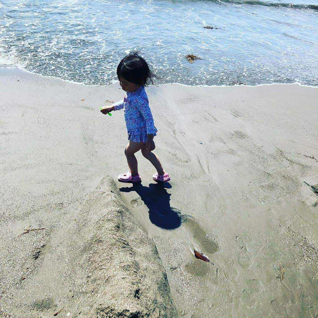 浅川稚広さんのインスタグラム写真 - (浅川稚広Instagram)「子供達にとって初めて経験する海🌊。 そして、親になって初めての海🏖。 行く前は本当に、色々心配していたけれど、お天気にも恵まれて、何事も無く無事に帰って来れて、ホッとしました。 大きな波に自ら飛び込んで向かっていく息子と、怖いから海に入らず、浜辺でお砂遊びに夢中になる娘…対照的な２人🥰。 帰りの車でも、娘は爆睡してるのに対して、息子はYouTubeでアニメを色々観てるという…😅家に着く30分前にようやく寝て、そのままで爆睡…朝まで寝るかと思いきや、22時頃に起きてきたので、イクラ丼を出してあげると大喜びでペロリと平らげました😋。 夏休みの楽しい思い出になってくれたら嬉しいな💕」8月11日 15時02分 - chiffy1110