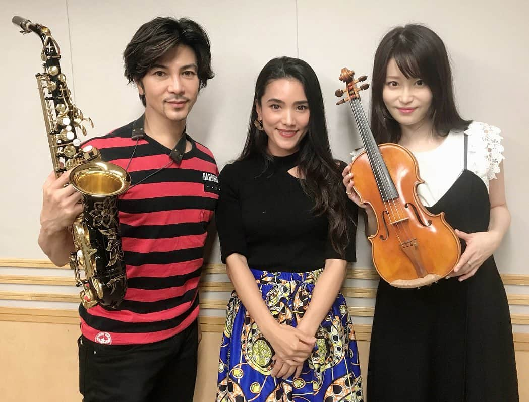 TiAさんのインスタグラム写真 - (TiAInstagram)「文化放送の音楽番組『楽器楽園～ガキパラ～for all music-lovers』、通称『ガキパラ』にTiAがゲスト出演させていただきました。✨ ・ "筋肉も美しすぎる"武田真治さん "美人すぎるバイオリニスト"岡部磨知さん ありがとうございました。 🎷 @shinji.takeda 🎻 @machi_okabe ・ 演奏もセッションさせて頂きました。 ピアノサポートは、滝本成吾さんでした。✨ @imp555sts 🎹 ・ 一緒に音楽させてもらえて気持ちいい音色 に包まれとても楽しかったです。 ・ NHK「うたコン」に出演させて頂いた時に武田さんに初めてお会いできました。 歌を気に入ってくださり、ラジオにお声掛けしてくださいました。ありがとうございます。✨🌹 ・ ・ ・ #music #singer #model #photography #jpop #sax #followforfollowback #followme  #likeforfollow #gospel #ゴスペル  #音楽 #japanesegirl #rose #music #うたコン #follow4followback #武田真治 #筋肉体操 #岡部磨知 #バイオリン #美人すぎる #サックス #ゴスペルクイーン #コラボ」8月11日 14時55分 - tia_singer