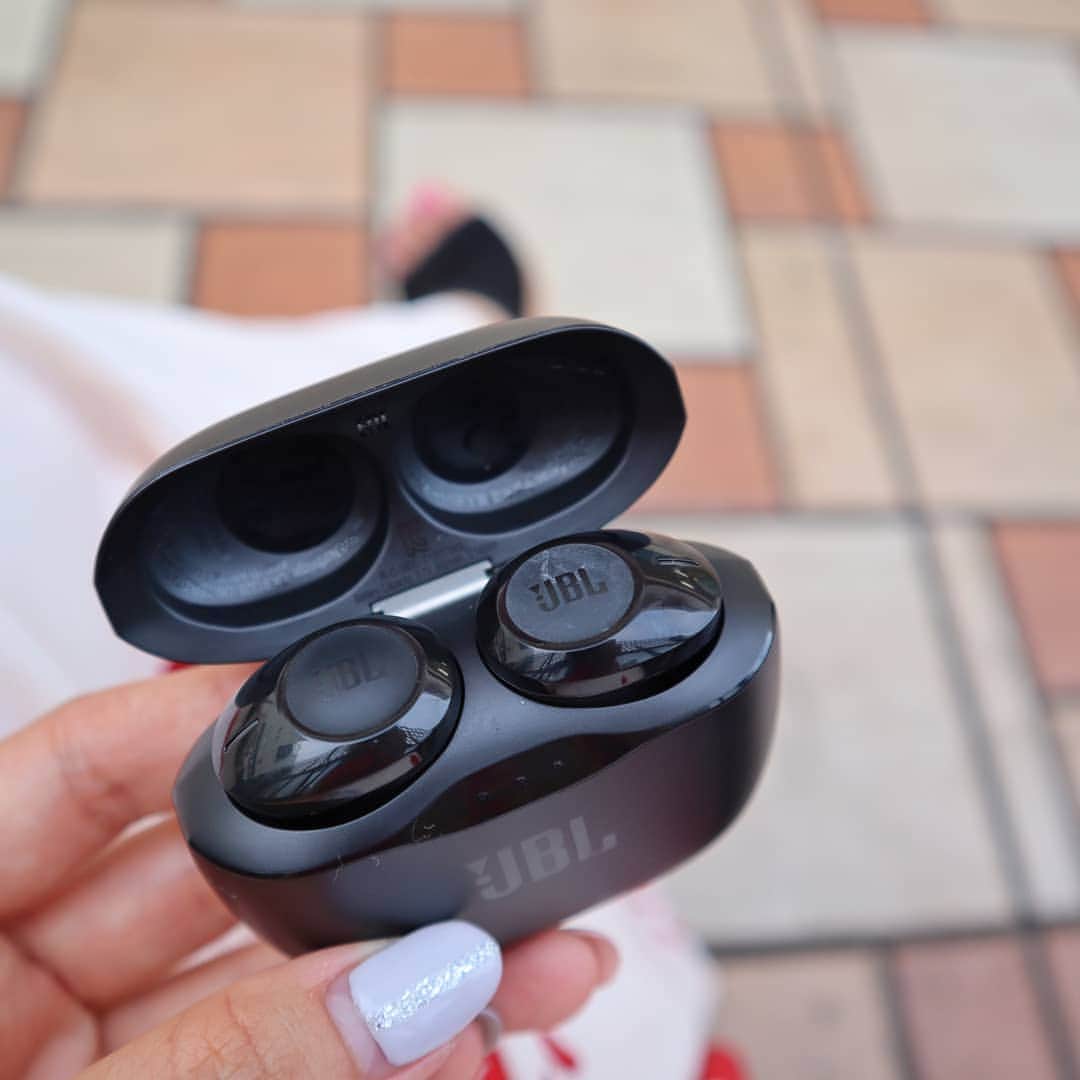 Hairmake Shinoさんのインスタグラム写真 - (Hairmake ShinoInstagram)「💫💫💫 ． 音響・イヤホンで世界的ブランドの@jbl_japan から新イヤホンをご提供頂きました😊 ． 最初の設定も簡単だし、一度繋ぐとケースから出したら直ぐに使えて便利💓 ． ワイヤレスだと音質微妙なのもおおいけど、これは高音質、長時間再生でハンズフリー通話も🙌🙌 ． お気に入りのアイテムになりました😄 #完全ワイヤレスイヤホン #イヤホン #JBL #JBLday #TUNE120TWS #急速充電 #getnavi #ゲットナビ #PR #まだ有線イヤホン使ってる？ #ハンズフリー通話 #長時間再生 #おしゃれさんと繋がりたい #今日のコーデ#音楽#音#music」8月11日 14時58分 - hairmakeshino