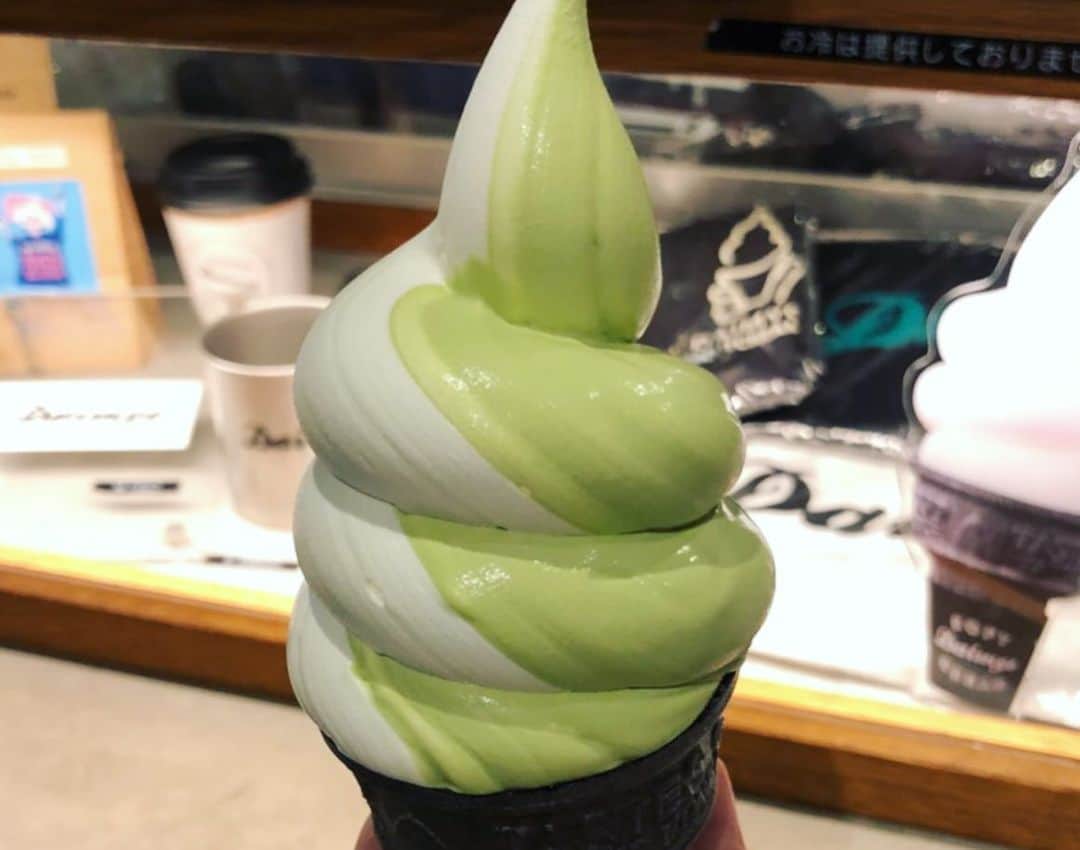 前田玲奈さんのインスタグラム写真 - (前田玲奈Instagram)「#daimyosoftcream  #大名ソフトクリーム  福岡の締めソフトはここ！ 来るたび頂くけど、味も増えるしメニューも増えるし、美味しいし楽しい〜〜！ まろやかでふんわりとした口どけとミルクのあまぁい優しさが大好き！ 最後は昨日のラーメン。🤗 #大名 #daimyo #fukuoka （ #締めジェラートはvito ） #アイ活 #icecream #softcream #福岡出身 #アイスフェアリー かき氷もはじまってる🍧」8月11日 15時03分 - maedarena_ice