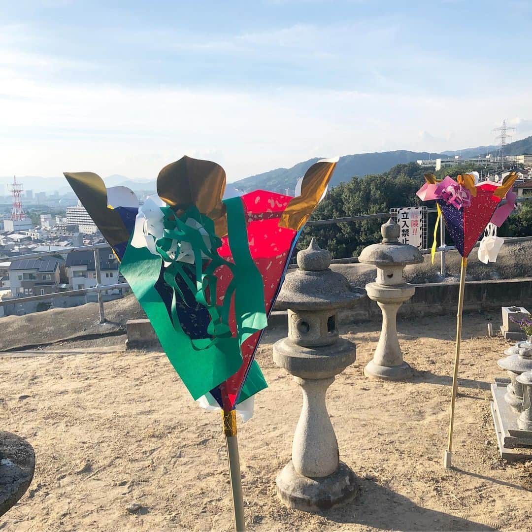 うえむらちかさんのインスタグラム写真 - (うえむらちかInstagram)「お盆休みはいかがお過ごしですか？﻿ ﻿ 私はこの時季になると読み返してしまう本があります﻿ ﻿ 2012年に私が出した小説「灯籠」(ハヤカワ文庫JA)です📚﻿ ﻿ なぜかというと…﻿ ﻿ ﻿ 拙作「灯籠」は﻿ 毎年、お盆の間だけしか会うことが出来ない不思議な青年と少女の恋物語﻿ ﻿ 広島の安芸門徒の風習で﻿ お墓に添えられる「盆灯籠」がとても綺麗で﻿ いつか描きたいなと書いたテーマでした🖋﻿ （swipeしてね☞）﻿ ﻿ ﻿ 普段、自分の本を読み返すことはあまりないけど﻿ そんな私でもこの時季になると灯(ともり)は元気にしてるかな？﻿ と想いを寄せてしまいます﻿ ﻿ ﻿ 逢いたいな﻿ 元気にしてるかな ﻿ お墓参りもいかなきゃね﻿ ﻿ ﻿ #読書 #灯籠 #盆灯籠 #お盆 #お盆休み﻿ #お墓参り #小説 #ハヤカワ文庫 #広島」8月11日 14時58分 - uemurachika