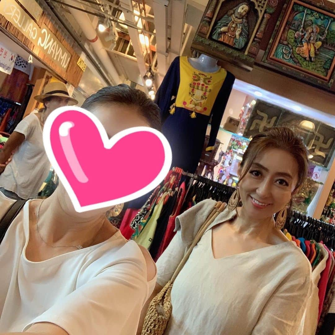 ukkyonkyonさんのインスタグラム写真 - (ukkyonkyonInstagram)「#malaysia  記録〜⤴️💕 #  シンガポールとめちゃくちゃ近いのに 色々と文化が違うのにびっくり⤴️⤴️😳 #  トイレに和式がある！🚾(和式とは言わないかもだけどあんな感じでしゃがみこんでするタイプ)  基本洋式なんだけど 便器の横に必ず水道とホースがあってそれで用を済ませた後ジャブジャブ洗うんだって！😱😱😱 だからどこのトイレも水浸し🤣🤣🤣⤴️(私はそのホース使ってないけど💦) #  とにかく布で顔を隠さなきゃいけない宗教の女の人が多い🧕🧕🧕🏾目だけ出していい人も居たけどびっくりなのは目さえ隠して全身真っ黒の布を被った女性。(ちょっと怖いっ💦🥶)👤食べる時にチラッとその布の隙間から物を食べなきゃダメで💦💦🥶全身真っ黒なんだけど 実はその下には CHANELとかHERMESとか着てる人もいるらしい〜〜💦😱でも、その素敵なファッションを見せて良いのは旦那様 ただ1人だけなんだって💦！！……😱😱😱😱それならもぉ布の下ジャージでいいじゃんっ💦🤣🤣って思っちゃったワタシ🤣🤣 (怒られるゎ🤣)そして そして その上に 💦女性だけで 出掛ける事は禁止🈲🙅‍♀️🙅‍♀️🙅‍♀️息子でもいいから男性を1人連れて行かなければならない事！👳🏾‍♂️👶🏽ほんと大変だなぁ😩😩😩💦ちょっとそこまでの買い物も行けないじゃん！😩💦 #  宗教とかだから仕方ないのかもだけど  女性にとってはかなりハードな 生活っぷりに😱😱😱ウチの旦那さんなんて 口うるさいと思ってたけど🤣🤣🤣⤴️ 神様仏様かも？と、思ったワタシなのでした🤣🤣👍 #  物価はとにかく安かった⤴️😊👍(シンガポールは高かったけど🤣⤴️) # 🇸🇬に車で4時間程で行ける隣国なのに 🇲🇾色々違ってびっくりだった今回の旅でしたぁ〜〜⤴️⤴️😆💕 #  さぁまた明日から平常通り……😭😭 #  家事炊事頑張ろ🤧💪(ほどほどに🤣🤣) #  #まりの旅記録#malaysia  #locari  #partegram #mery#beautiful#beaustagrammer  #fashionista #fashion  #fashionista #instagood #fashionblogger #jマダムのおしゃれ  #40代コーデ#アラフィフコーデ#アラフォーコーデ#大人ファッション#プチプラコーデ #プチプラファッション#おしゃれさんと繋がりたい#夏コーデ#旅行コーデ#海外旅行#プチ旅行#まりの旅記録」8月11日 15時18分 - ukkyonkyon