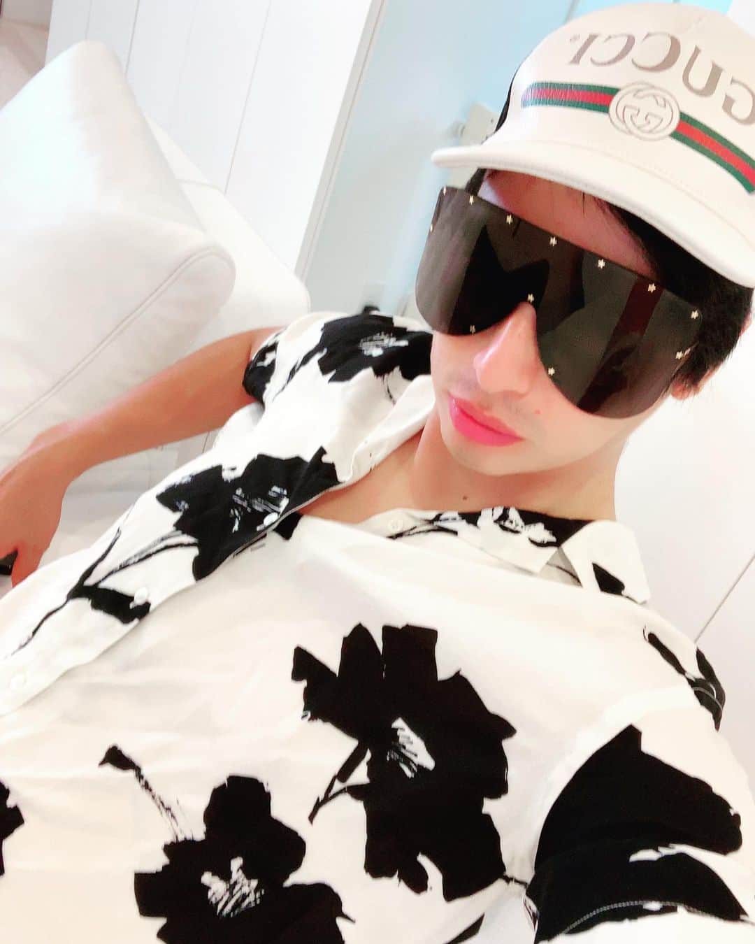 のインスタグラム：「暑さにやられた‼️ #gucci #zara #サングラスもgucciだ #エッヘン」
