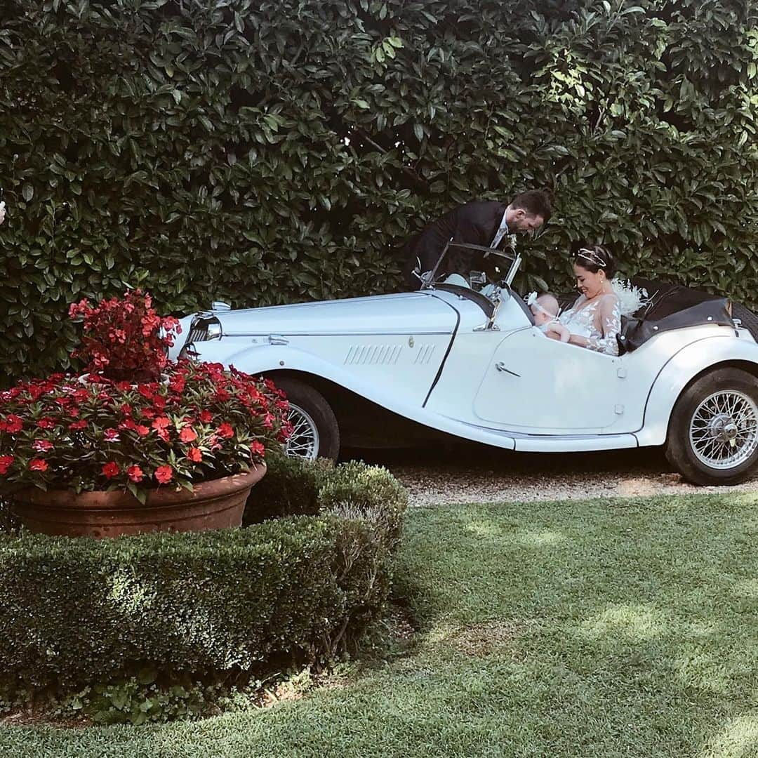 岡田美季さんのインスタグラム写真 - (岡田美季Instagram)「あきちゃんとべっぺちゃんのwedding💒💗 本当に本当に素敵な式でした✨ 最高に幸せな時間をありがとう❤︎ 私が東京に出てきてから10年近く沢山の時間を一緒に過ごして間違いなく一番の時間を過ごしたあきちゃん。 サバサバしてて愛情深くて仕事もできて尊敬するところがたくさん！ なんでも話せる大切な存在❤︎ べっぺちゃんと出逢って幸せそうなあきちゃんを見て嘘偽りなく私まで幸せな気持ちでこんなにかわいいマリちゃんが生まれてこの日を迎えられて幸せだね🕊 証人を任せてくれてありがとう💕 素敵な式に招待してくれてありがとう💕 あきちゃんべっぺちゃん改めておめでとう🌹 love❤︎ #wedding #italy」8月11日 15時23分 - mikiokada0225