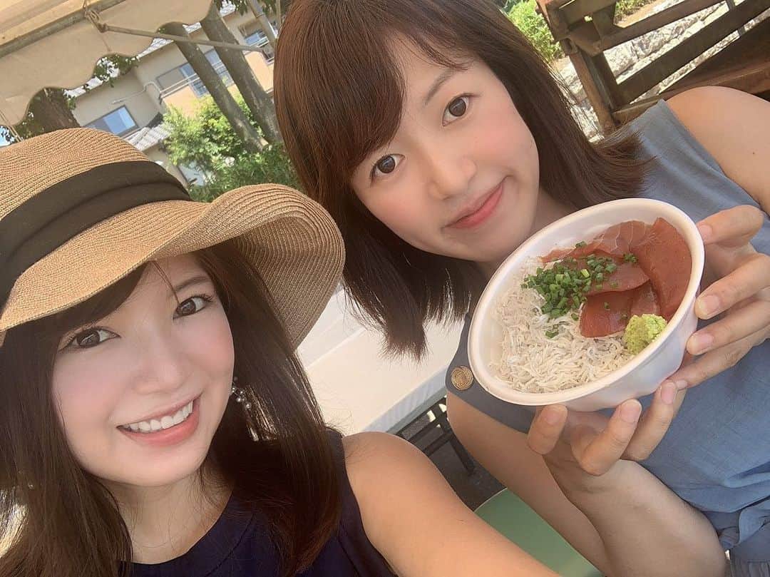 小椿希美のインスタグラム：「・ 1人サッカー観戦のあとは 静岡放送の内山絵里加アナと 合流して静岡の夏を満喫✨ ・ 【静岡夏たび🌻】 用宗漁港で しらすとまぐろの漬け丼♡ 用宗（もちむね）漁港は、 静岡駅から車で20分くらいで 行けるしらす漁が盛んな 漁港です。 海のすぐ側で 海風にあたりながら 新鮮なしらす丼を食べられます✨ 行くのは もう3回目くらいの お気に入りの静岡ランチです🍴 今年は、しらすが 不漁ということで 残念のがら生しらすには お目にかかれませんでしたが ふわっふわで 美味しい釜揚げしらすを たっぷりいただきました✨ ・ 用宗漁港周辺は、 リゾート化を目指していると いうことで温泉施設や リニューアルされた みなと横丁など 新しい風も吹いていました☺️ ・ #静岡#静岡夏たび#静岡ランチ #釜揚げしらす#用宗漁港 #内山絵里加」