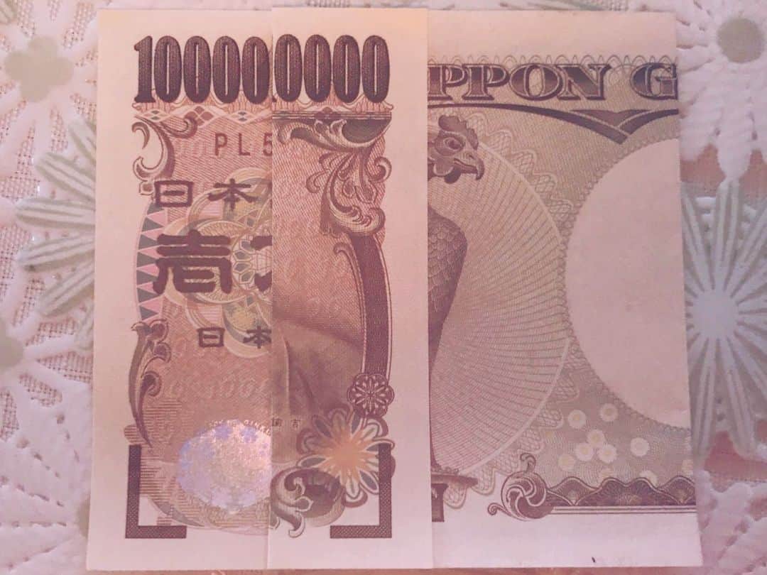 越野翔子さんのインスタグラム写真 - (越野翔子Instagram)「おかんの迷言シリーズ 『1億円あげるわ。』 『あ…ありがとう…。』 急にどうしたのだろう。 いろんな意味で(笑)(｡-ω-)ﾉ ・ #おかん #うちのおかん #おもろいおかん #迷言シリーズ」8月11日 15時26分 - syoko.koshino