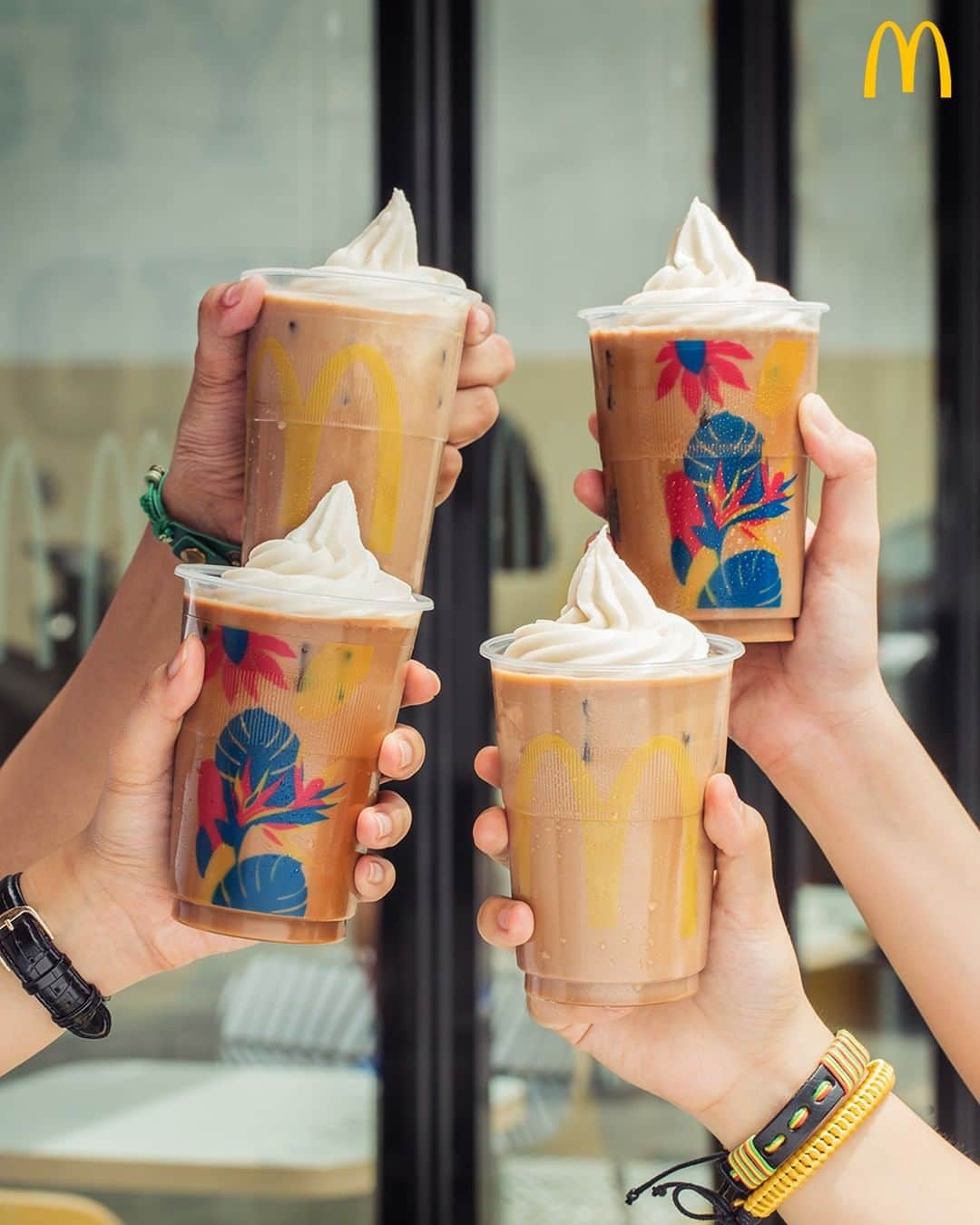 McDonald's Philippinesのインスタグラム：「Time to par-tea! Invite your friends and head over to McDonald’s for some Milk Tea McFloat -- only for Php 49. Who are you bringing? #TaraMilkTeaMcFloat」