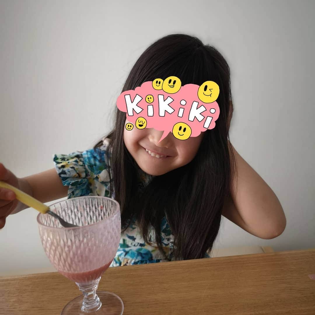 のインスタグラム：「毎日ドンドン成長していく子どもたちを見ていると本当に嬉しいですよね！ 元気に健康に育ってほしい！ お母さん、お父さんの願いだと思います😊  そのためにもしっかりと栄養を取ることが大切だと思うのですが、子どもは好き嫌いがあったり、たくさん食べれなかったりすることもあります。 一般的な食事だけだと野菜不足になってしまうことも多いそうです。  なので私は娘と一緒に「青汁」を飲んでいます😊  青汁といえば、栄養満点で野菜不足に役立つけど、おいしくない！ことが多いのですが、私が使っているのは青汁なのにストロベリー味で甘くてとっても美味しいんです。  だから娘もお気に入りで喜んで続けてくれて、自分でもバナナジュースを作って「赤い青汁」を入れて作ってゴクゴク飲んでくれるから私も嬉しい🎵 美味しいだけでなくて、もちろん栄養も満点。  それに保存料、着色料、香料、人工甘味料やアレルギーの原因となる特定原材料27品目不使用だから、安心して飲んでもらっています！  美味しくて栄養満点で安心して飲める「赤い青汁」✨ いま楽天では予約キャンペーンをしているそうですので ぜひ試してみてくださいね。 きっとお子さんも喜んでくれるはず！  キャンペーンの詳細はこちらから確認して下さいね😊 @fruitsmoringaslim  #fruitsmoringaslim #赤い青汁 #子供も飲める #青汁 #美味しい #栄養 #野菜嫌いの子供に」
