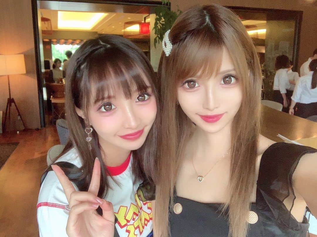 のインスタグラム：「だいすきみらたん( *´꒳`* )💓⭐️ ピンクメイクかわゆかった😌💕💕💕✨ 癒し🍀🍀🍀 #ストレートヘア #休日の過ごし方 #友達#だいすき」