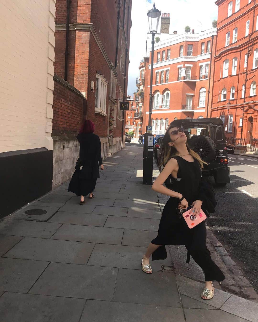 のインスタグラム：「My dearest girls💖 姉はどっちだ⁉️😎 #akko #akkostagram #mll #sisters #london」
