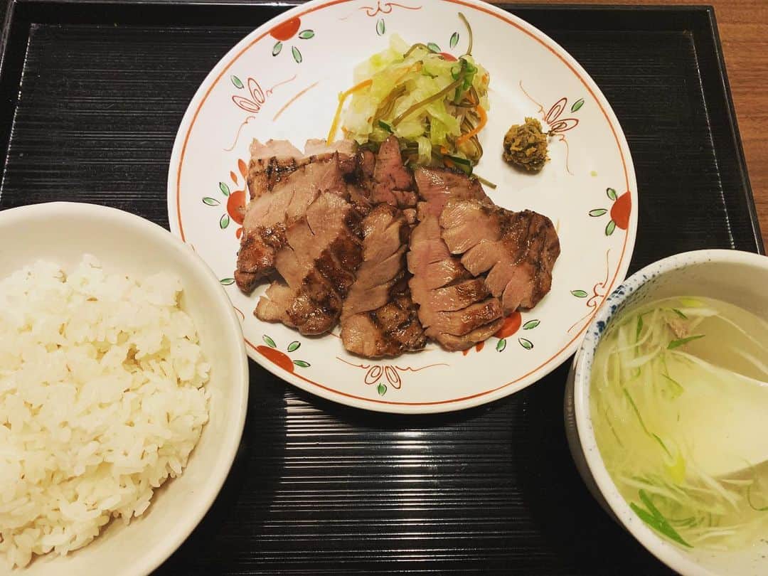 石井マークのインスタグラム：「昨日食べた牛タンが美味しくて美味しくて…… ギュータンタンタータンタタンターン‼︎‼︎ (о´∀`о)  #voiceactor」